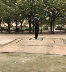 Fixation de lettres en bronze sur le monument 'La parole portée